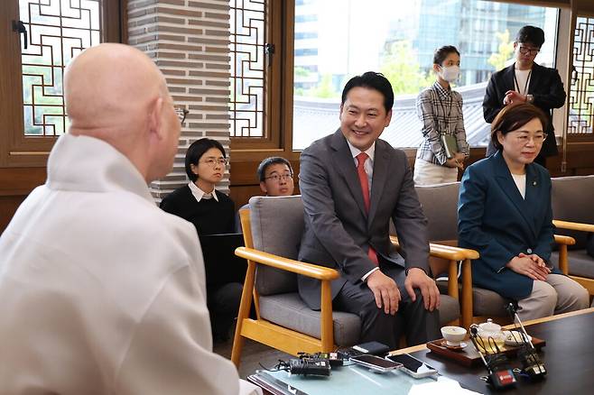 장동혁 국민의힘 대표가 2025년 9월22일 서울 종로구 조계사 템플스테이에서 조계종 총무원장인 진우 스님을 예방하고 있다. 연합뉴스