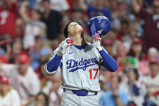<yonhap photo-3333=""> PHILADELPHIA, PENNSYLVANIA - OCTOBER 04: Shohei Ohtani #17 of the Los Angeles Dodgers reacts after striking out in the third inning against the Philadelphia Phillies in game one of the Division Series at Citizens Bank Park on October 04, 2025 in Philadelphia, Pennsylvania. Emilee Chinn/Getty Images/AFP (Photo by Emilee Chinn / GETTY IMAGES NORTH AMERICA / Getty Images via AFP)/2025-10-05 11:32:03/ <저작권자 ⓒ 1980-2025 ㈜연합뉴스. 무단 전재 재배포 금지, AI 학습 및 활용 금지></yonhap>