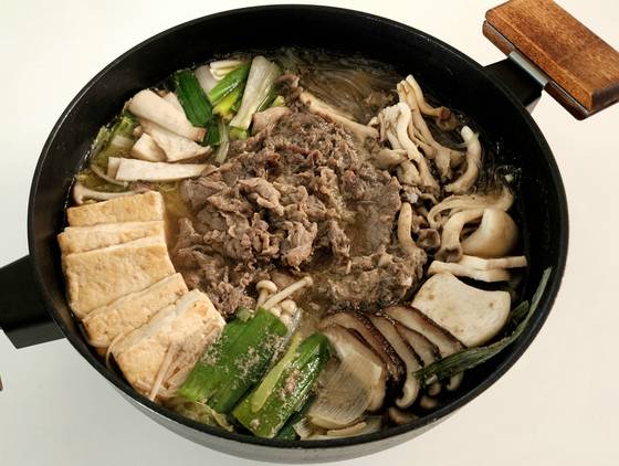 가족이 모이는 자리엔 조리법은 간단하고 누구나 좋아할 메뉴를 추천한다. 사진은 소불고기 전골. 사진 신혜원