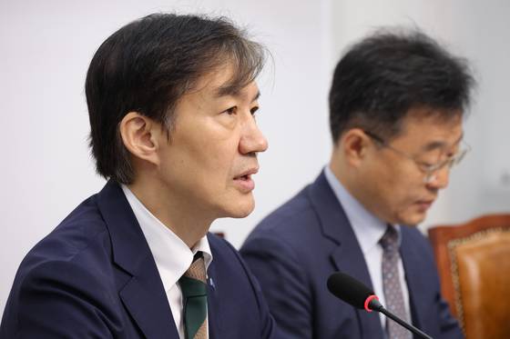 조국혁신당 조국 비상대책위원장이 지난달 24일 서울 여의도 국회에서 열린 검찰권 오남용 문제점과 해결방안 토론회에서 발제하고 있다. 연합뉴스