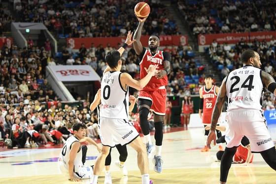 서울 SK 주포 자밀 워니가 KT 수비진을 뚫고 슈팅을 시도하고 있다. 사진 KBL