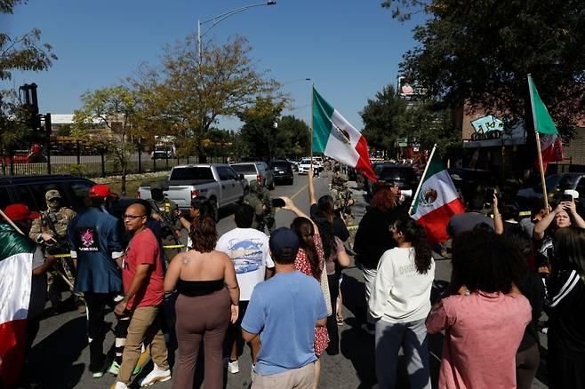 ▲4일(현지시간) 미국 시카고 브라이튼 파크 지역 한 주유소에서 미국 세관국경보호국(CBP) 요원들이 시민들과 대치하고 있다.[연합뉴스]