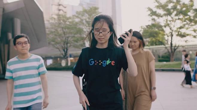 구글 지도는 이미 시각장애인도 사용하는 데 불편함이 없도록 접근성을 높였다. (출처: 유튜브 구글맵스 채널)