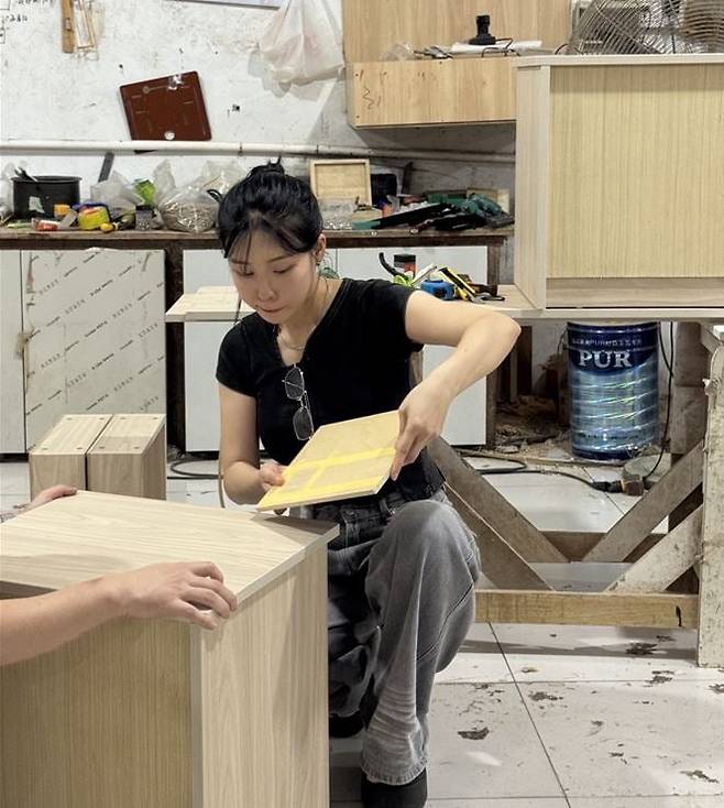 하 씨가 무인모텔 인테리어 공사 현장에서 직접 자재를 정리하고 있다.