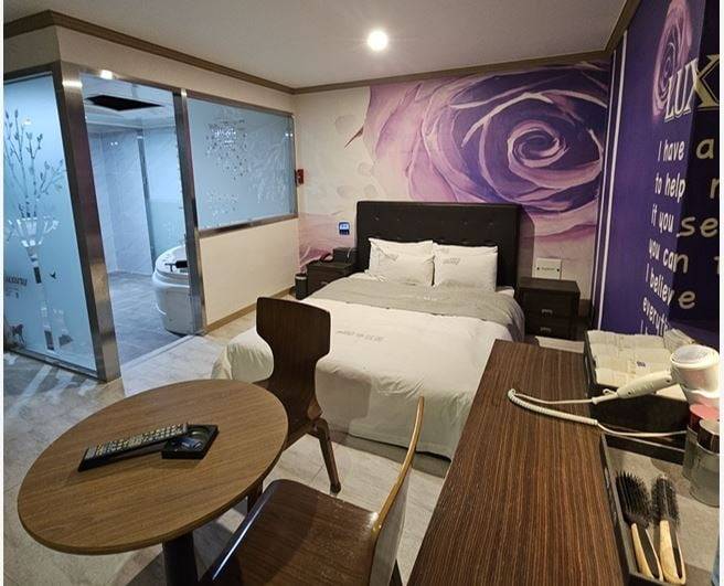 인테리어 공사 이전의 무인모텔 내부 모습.