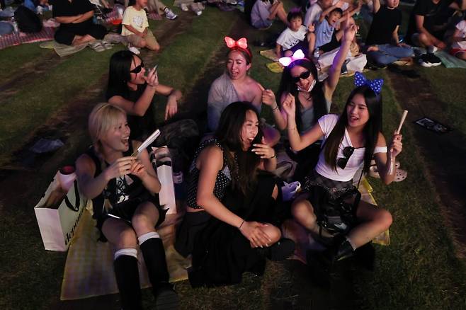 지난달 14일 서울 중구 서울광장에서 열린 2025 서울헌터스 페스티벌에서 방문객들이 넷플릭스 애니메이션 '케이팝데몬헌터스' 수록곡 '골든'을 부르고 있다. 사진=연합뉴스