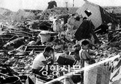 사라호 태풍이 지나간 피해 현장에  한 시민이 주저앉아 있다. 경향신문 자료사진