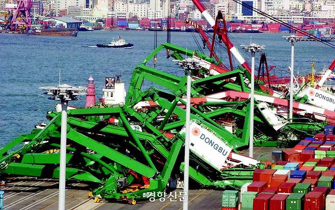 태풍 매미가 휩쓸고 간 부산항 신감만부두 곳곳에 대형 크레인들이 무너져 있다. 서성일 선임기자