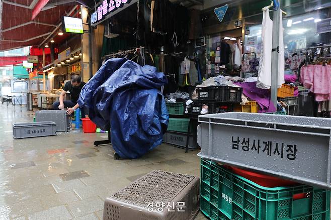 태풍 힌남노 북상으로 폭우 및 강풍이 예상되는 가운데 서울 동작구 남성사계시장의 한 가게에서 폭우로 입은 수해를 아직 정리 중이다. 한수빈 기자