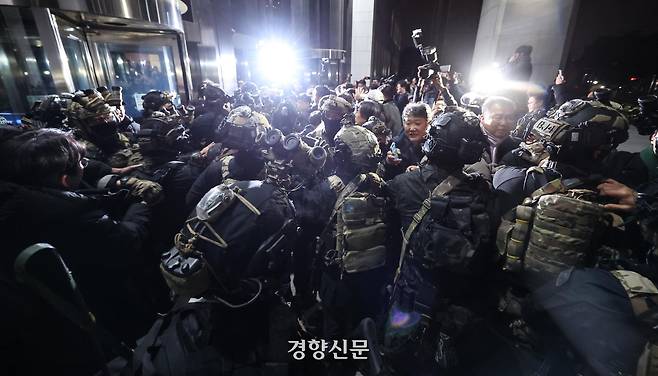 윤석열 전 대통령이 불법 계엄을 선포한 두 자정을 넘긴 지난해 12월4일 새벽 서울 여의도 국회의사당에 도착한 무장군인들이 국회본청 진입을 시도하자 국회 직원 등이 이를 막아서고 있다. 성동훈 기자