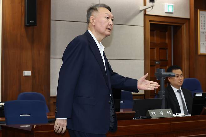 윤석열 전 대통령이 지난 26일 서울 서초동 서울중앙지법 형사합의35부(재판장 백대현)에서 열린 특수공무집행방해 혐의 첫 재판에 출석하고 있다. 그가 법정에 직접 나온 건 85일만이다. 사진공동취재단