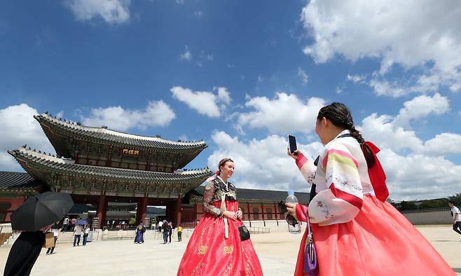 서울 종로구 경복궁을 찾은 관광객이 한복을 입고 기념촬영을 하고 있다. / 권도현 기자 lightroad@kyunghyang.com