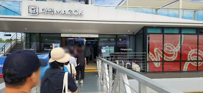 한강버스 마곡선착장에서 시민들이 탑승을 위해 길게 줄을 서 있는 모습