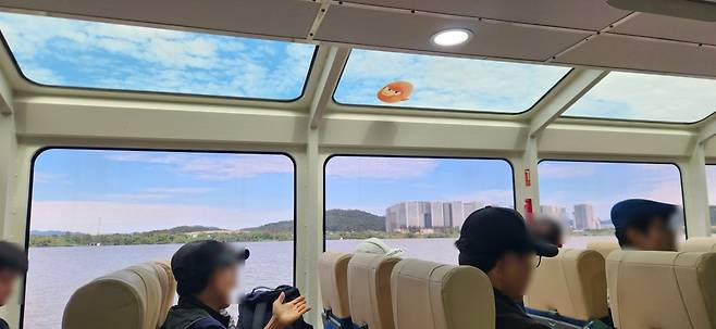 한강버스 창가쪽에 앉으면 탁트인 한강뷰를 볼 수 있다.