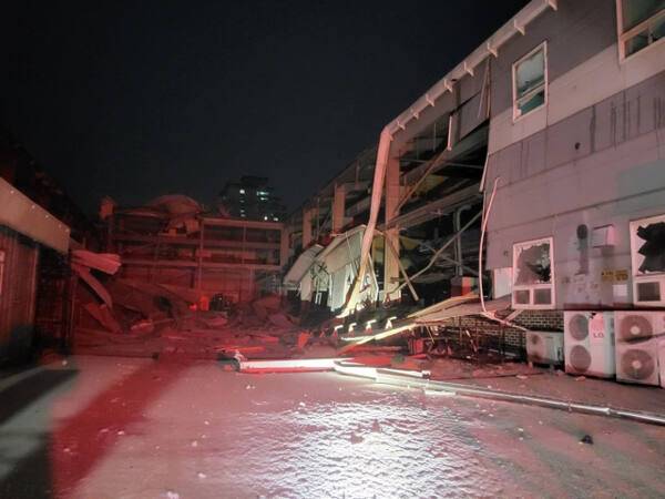 5일 오전 5시35분께 화성시 향남읍의 한 레이저 가공 공장에서 헬륨가스 폭발로 추정되는 사고가 났다. 경기도소방재난본부 제공