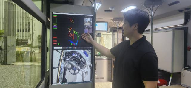 한재윤 차세대융합기술연구원 미래모빌리티센터 모빌리티전략기획TF 선임연구원이 자율주행모니터를 보며 간략한 설명을 진행하고 있다. 이연우기자