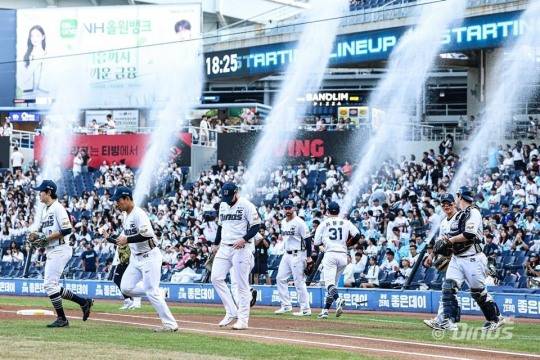 NC 선수단의 경기장 입장 모습. 사진[연합뉴스]