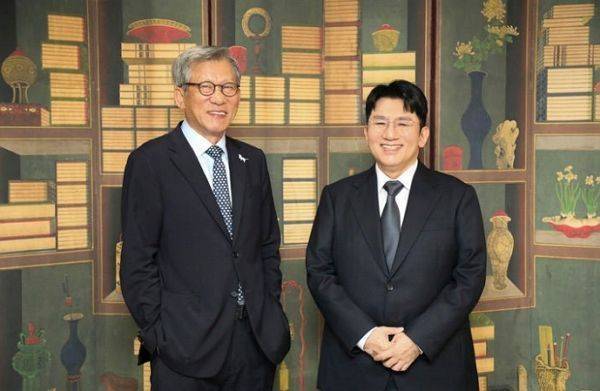 유홍준 국립중앙박물관장(왼쪽)과 방시혁 의장 [사진 = 국립중앙박물관 SNS 갈무리]