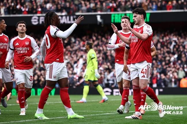 선제골을 터뜨린 데클란 라이스와 축하하는 동료들 . 사진(잉글랜드 런던)=ⓒAFPBBNews = News1