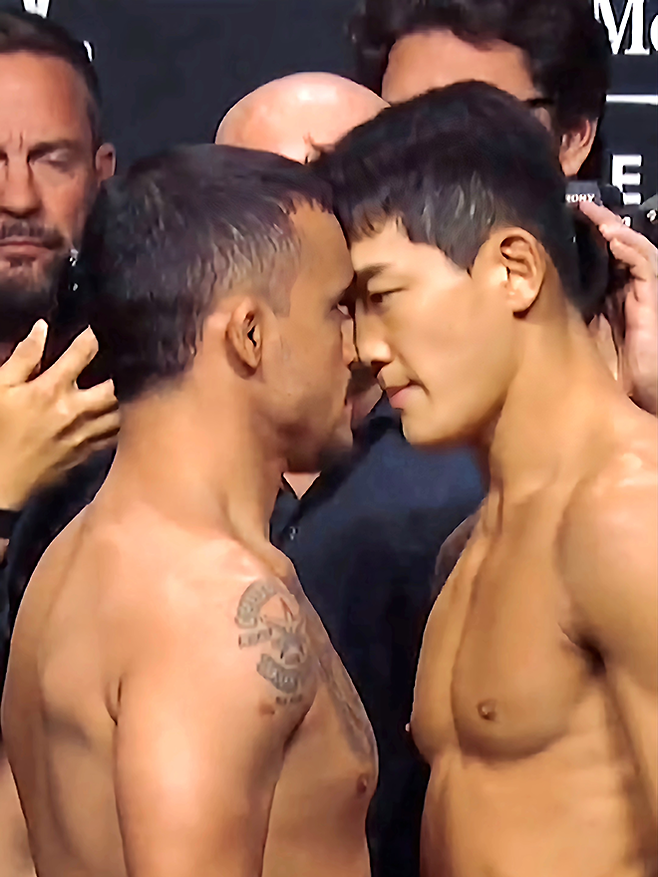 다니에우 구스타부 곤자가 산투스가 2025년 10월 UFC 320 Preliminary card 제3경기 5분×3라운드 계약 체중 69.4㎏ 계체 통과 후 ‘좀비 주니어’ 유주상과 마주 보고 있다. 사진=TKO