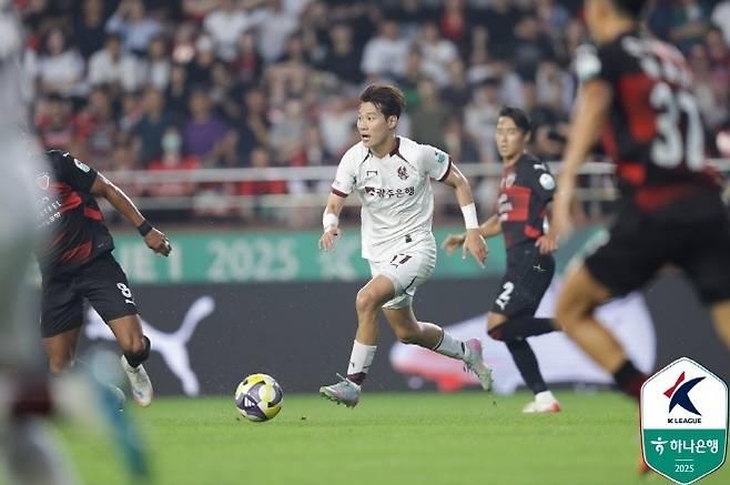 아사니가 올여름 광주 FC를 떠났다. 현재 광주에서 드리블로 상대 수비를 흔들고 득점 기회를 만들어낼 수 있는 가장 강력한 선수는 오후성이다. 사진=한국프로축구연맹