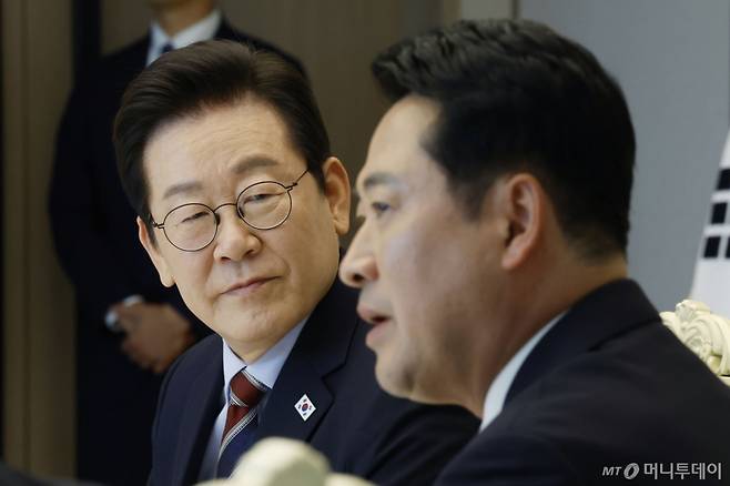 [서울=뉴시스] 최동준 기자 = 이재명 대통령이 8일 서울 용산 대통령실 청사에서 열린 여야 지도부 오찬 회동에서 장동혁 국민의힘 대표 발언을 듣고 있다. 2025.09.08. photocdj@newsis.com /사진=최동준