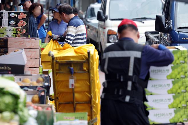 추석 명절 연휴를 하루 앞둔 2일 오후 서울 동대문구 경동시장을 찾은 시민들이 선물용 과일을 구입하고 있다. /사진=뉴스1 박정호 기자