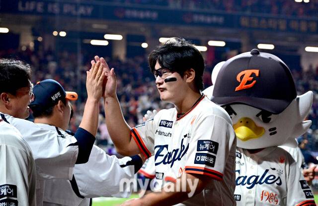 2025년 9월 26일 오후 대전 한화생명 볼파크에서 열린 '2025 신한 SOL뱅크 KBO 리그' LG 트윈스와 한화 이글스의 경기. 한화 김서현이 4-1로 승리한 뒤 기뻐하고 있다./마이데일리