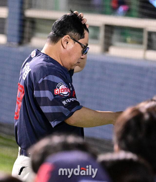 2025년 9월 2일 오후 서울 잠실구장에서 열린 '2025 신한 SOL뱅크 KBO 리그' 롯데 자이언츠와 LG 트윈스의 경기. 롯데 김태형 감독이 2-3으로 패한 뒤 아쉬워하고 있다./마이데일리