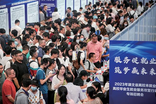 지난 2023년 중국 후베이성 우한시에서 열린 취업박람회에 구직자들이 몰려들었다. 중국은 청년 실업률이 2023년 21.3%로 사상 최고치를 기록한데 이어, 올해도 18.9%가 나올 정도로 청년 취업난이 심각하다.