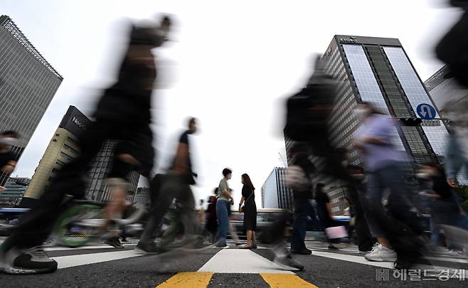 출근하는 직장인 [사진 임세준 기자]