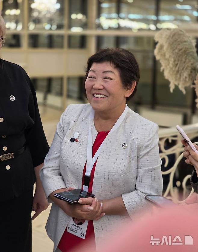 [알마티(카자흐스탄)=뉴시스] 고려인 2세 김 갈리나 알레크세예브나(68)가 12일 오후 카자흐스탄 알마티에서 열린 고려인협회 창립 35주년 기념 행사에 참석해 한국 취재진과 만나 대화하면서 환하게 웃고 있다. 그는 카자흐스탄 코나예프에 세운 학교에서 13년째 초급 한국어를 가르치고 있다. (사진=주식회사 JRB 제공) 2025.09.12. photo@newsis.com