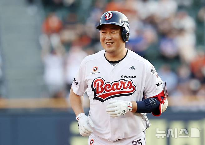 [서울=뉴시스] 조성우 기자 = 23일 서울 송파구 잠실야구장에서 열린 2025 KBO리그 한화 이글스와 두산 베어스의 경기, 두산 1회말 공격 1사 후 양의지가 케이브에 이어 백투백 홈런을 때리고 그라운드를 돌며 미소짓고 있다. 2025.07.23. xconfind@newsis.com