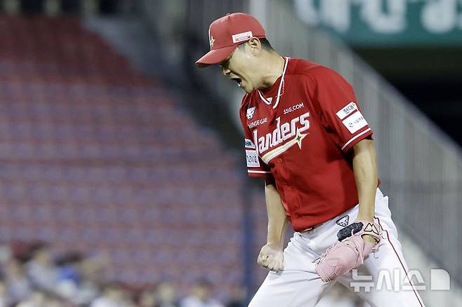 [서울=뉴시스] 최동준 기자 = 20일 서울 송파구 잠실야구장에서 열린 2025 KBO리그 SSG 랜더스와 두산 베어스의 경기, 7회말 2사 주자 없는 상황 SSG 노경은이 두산 김재환을 삼진으로 잡아낸 뒤 포효하고 있다. 2025.05.20. photocdj@newsis.com