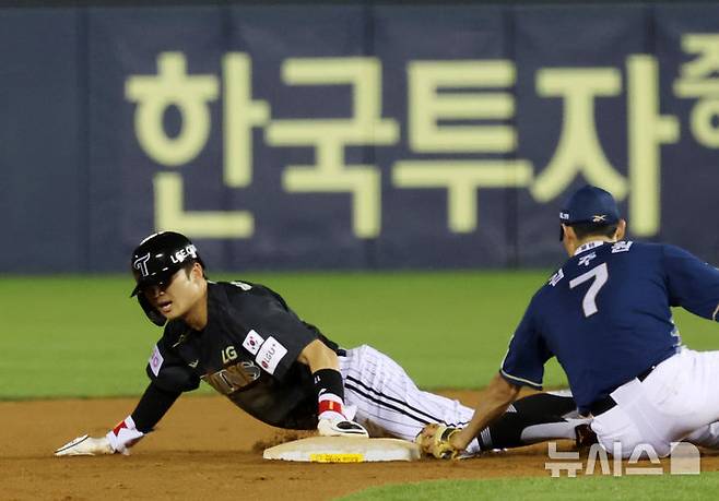 [서울=뉴시스] 배훈식 기자 = 17일 오후 서울 송파구 잠실야구장에서 열린 2025 신한 쏠뱅크 KBO리그 LG 트윈스와 NC 다이노스의 경기, 7회말 1사 1루 주자 LG 박해민이 KBO 최초 12시즌 연속 20도루에 성공하고 있다. 2025.06.17. dahora83@newsis.com