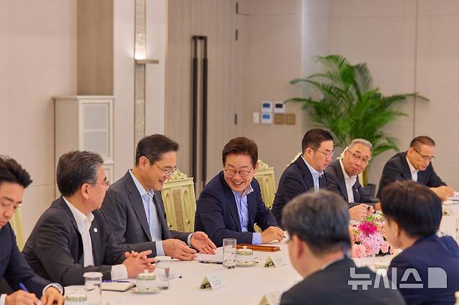 [서울=뉴시스] 이재명 대통령이 19일 서울 용산 대통령실 청사에서 열린 美日 순방 동행 경제단체 및 기업인 간담회에서 밝게 웃고 있다. 이날 간담회는 류진 한국경제인협회 회장, 최태원 대한상공회의소 회장, 이재용 삼성전자 회장, 구광모 LG회장, 조원태 대한항공 회장, 김동관 한화 부회장, 장재훈 현대자동차 부회장, 박지원 두산그룹 부회장 겸 두산에너빌리티 대표이사 회장, 서정진 셀트리온 회장. (사진=대통령실 제공) 2025.08.19. photo@newsis.com *재판매 및 DB 금지