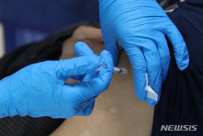 [서울=뉴시스] 고승민 기자 = 지난 2023년 10월 19일 고위험군 대상으로 코로나19 백신 접종이 시작됐다. 2023.10.19. kkssmm99@newsis.com