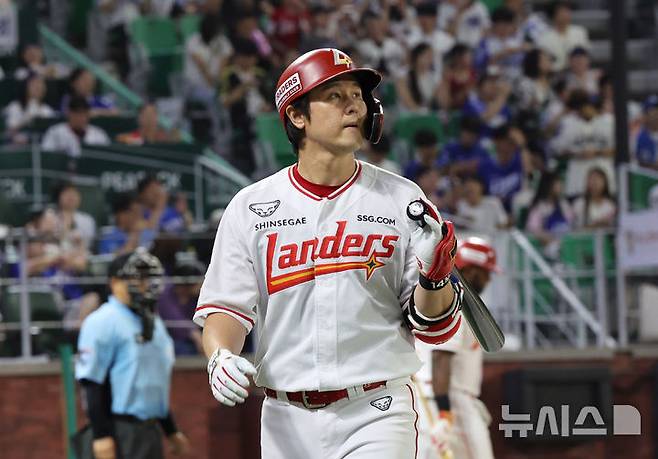 [인천=뉴시스] 배훈식 기자 = 7일 오후 인천 미추홀구 인천SSG랜더스필드에서 열린 2025 신한 쏠뱅크 KBO리그 SSG 랜더스와 삼성 라이온즈의 경기, 9회말 마지막 타석에서 삼진을 당한 SSG 최정이 덕아웃으로 향하고 있다. 최정은 이날까지 1497득점으로 KBO 최초 1500득점까지 3점만을 남겨두고 있다. 2025.08.07. dahora83@newsis.com