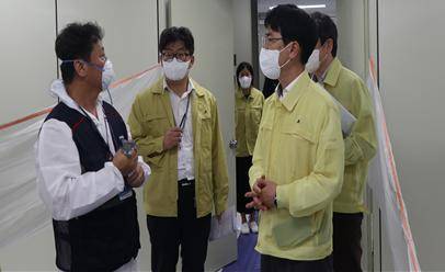 김민재 행정안전부 차관 국정자원 현장상황실장인 김민재 행안부 차관은 오늘(5일) 오전 대전 본원 전산실을 방문해 분진 제거 등 복구 현황을 점검했다. [행정안전부 제공]