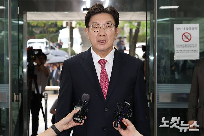 통일교로부터 불법 정치자금을 수수한 혐의를 받는 권성동 국민의힘 의원이 지난 달 16일 오후 서울 서초구 서울중앙지방법원에서 열린 구속 전 피의자 심문(영장실질심사)에 출석하고 있다. 류영주 기자