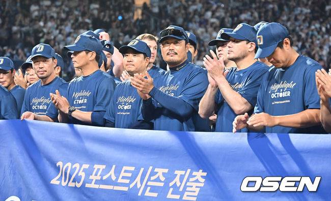 [OSEN=창원, 이석우 기자] NC 다이노스가 4일 창원NC파크에서 열린 2025 신한 SOL 뱅크 KBO 리그 SSG 랜더스와의 경기에서 7-1로 승리, 5위를 확정했다. NC는 파죽의 9연승으로 ‘가을 야구’ 막차 티켓을 거머쥐었고 6일부터 4위 삼성과 와일드카드 결정전을 치른다NC 다이노스 이호준 감독과 선수들이 포스트시즌 진출을 확정짓고 팬들에게 감사 인사를 하고 있다. 2025.10.04 / foto0307@osen.co.kr