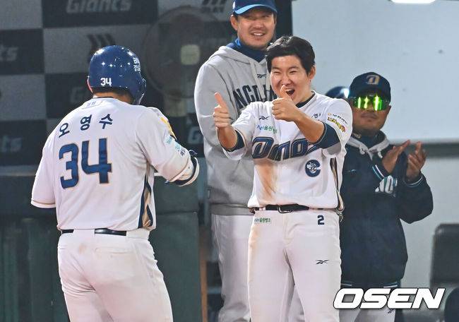 [OSEN=부산, 이석우 기자] 11일 부산 사직야구장에서 2025 신한 SOL 뱅크 KBO 리그 롯데 자이언츠와 NC 다이노스의 경기가 열린다. 주말 3연전 동안 NC 다이노스가 창원NC파크 대신 사직야구장을 홈구장으로 사용한다. 홈팀 NC는 김태경, 방문팀 롯데는 박세웅이 선발 출전 했다.NC 다이노스 오영수가 6회말 2사 2,3루 중월 동점 3점 홈런을 치고 박민우의 축하를 받고 있다. 2025.04.11 / foto0307@osen.co.kr