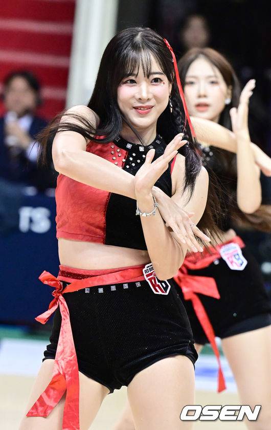 [OSEN=안양, 김성락 기자] 7일 오후 안양 동안구 정관장 아레나에서 '2024-2025 KCC 프로농구' 정관장 레드부스터스와 KT 소낙붐의 경기가 열렸다. 이날 정관장전에서 KT 하윤기가 무릎 부상으로 결장했다.작전타임 정관장 치어리더 김한나가 멋진 공연을 펼치고 있다. 2024.11.07 / ksl0919@osen.co.kr