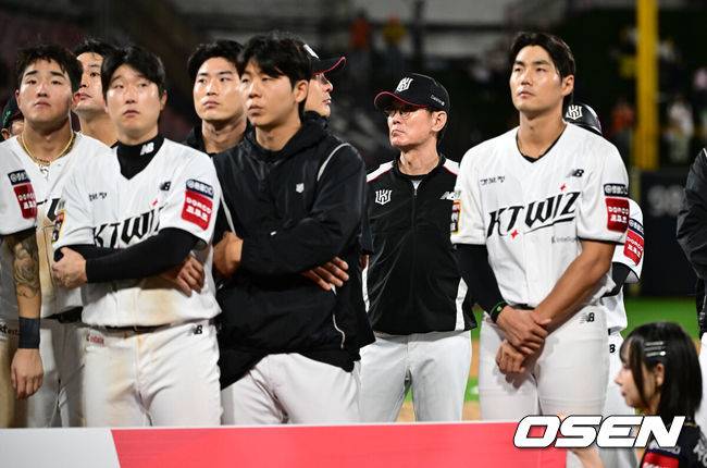 [OSEN=수원, 조은정 기자]프로야구 KT 위즈는 3일 수원KT위즈파크에서 열린 2025 신한 SOL뱅크 KBO리그 한화 이글스와의 시즌 최종전에서 연장 접전 끝 6-6 무승부를 거뒀다.KT는 71승 5무 68패로 정규시즌을 마치며&nbsp;5위를 향한 실낱같은 희망을 이어나갔다. 오는 4일 창원NC파크에서 펼쳐지는 NC 다이노스-SSG 랜더스 최종전에서 NC가 패하면 극적으로 가을야구 막차에 탑승한다. 반대로 NC가 승리하거나 비기면&nbsp;5위의 주인은 NC가 된다.&nbsp;한화는 83승 4무 57패 2위로 플레이오프에 직행한다.&nbsp;무승부를 거둔 KT 이강철 감독이 아쉬워하고 있다. 2025.10.03 /cej@osen.co.kr