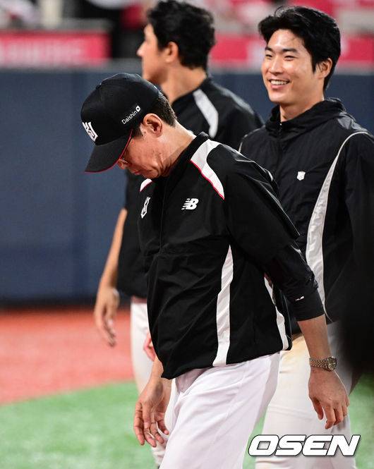 [OSEN=수원, 조은정 기자]프로야구 KT 위즈는 3일 수원KT위즈파크에서 열린 2025 신한 SOL뱅크 KBO리그 한화 이글스와의 시즌 최종전에서 연장 접전 끝 6-6 무승부를 거뒀다.KT는 71승 5무 68패로 정규시즌을 마치며&nbsp;5위를 향한 실낱같은 희망을 이어나갔다. 오는 4일 창원NC파크에서 펼쳐지는 NC 다이노스-SSG 랜더스 최종전에서 NC가 패하면 극적으로 가을야구 막차에 탑승한다. 반대로 NC가 승리하거나 비기면&nbsp;5위의 주인은 NC가 된다.&nbsp;한화는 83승 4무 57패 2위로 플레이오프에 직행한다.&nbsp;무승부를 거둔 KT 이강철 감독이 아쉬워하고 있다. 2025.10.03 /cej@osen.co.kr