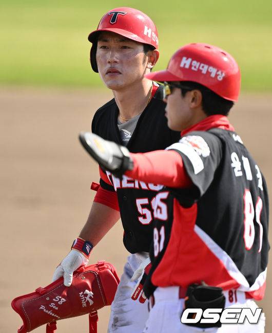 [OSEN=오키나와(일본), 조은정 기자]2일(한국시간) 일본 오키나와 온나손 아카마 구장에서 삼성 라이온즈와 KIA 타이거즈의 연습경기가 열렸다.삼성 선발은 후라도, KIA는 올러를 선발 투수로 내세웠다.6회초 2사 1루 KIA 서건창이 안타를 날린 뒤 대주자로 교체되고 있다. 2025.03.02 /cej@osen.co.kr