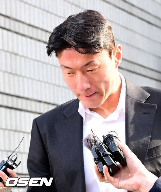 [OSEN=지형준 기자] 축구 선수 황의조(알라니아스포르)가 14일 서울 서초구 서울중앙지법에서 열린 1심 선고 공판에 출석했다.성폭력범죄의처벌등에관한특례법위반 협의로 기소된 황의조는 1심에서 징역 1년에 집행유예 2년을 선고 받았다. 황의조가 1심 선고 공판을 마치고 취재진에 둘러싸여 질문에 답을 하고 있다. 2025.02.14 /jpnews@osen.co.kr