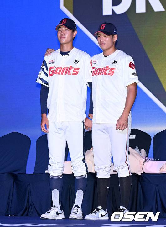 [OSEN=이대선 기자] 17일 오후 7일 오후 서울 롯데호텔 월드에서 ‘2026 KBO 신인 드래프트’가 열렸다.이번 드래프트는 전면 드래프트 방식으로 총 11라운드에 걸쳐 진행된다. 대상자는 총 1천261명으로, 고등학교 졸업 예정자 930명, 대학교 졸업 예정자 216명, 얼리 드래프트 신청자 51명, 해외 아마추어·프로 출신 선수 19명이다. 이 중 최대 110명이 KBO 10개 구단의 부름을 받게 된다.롯데에 지명된 신인 신동건, 김화중이 기념촬영을 가지고 있다. 2025.09.17 /sunday@osen.co.kr