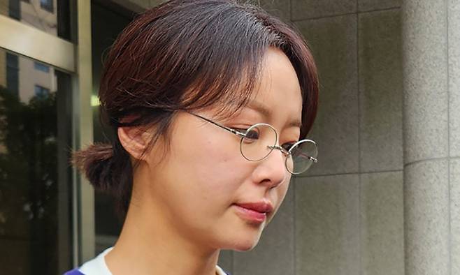 배우 황정음이 지난달 25일 제주시 이도2동 제주지방법원에서 열린 선고공판을 마치고 취재진 질문을 받고 있다. 제주=뉴스1