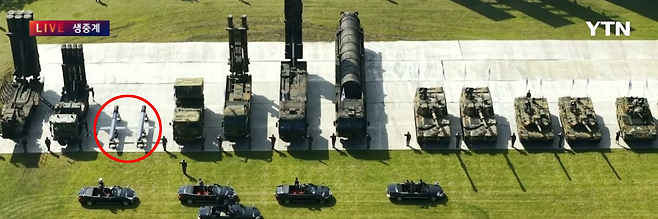 지난 1일 국군의날 기념식 중계화면에&nbsp;포착된 국산 유도무기들. 붉은 원의 미사일들이 해성-Ⅱ(왼쪽)와&nbsp;현무-Ⅲ&nbsp;순항미사일이다. YTN 캡처